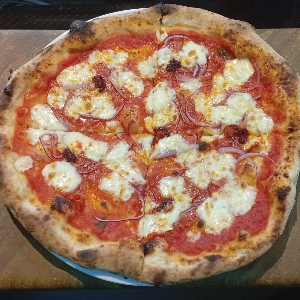 Pizza Calabrese con salame piccante, cipolla e nduja