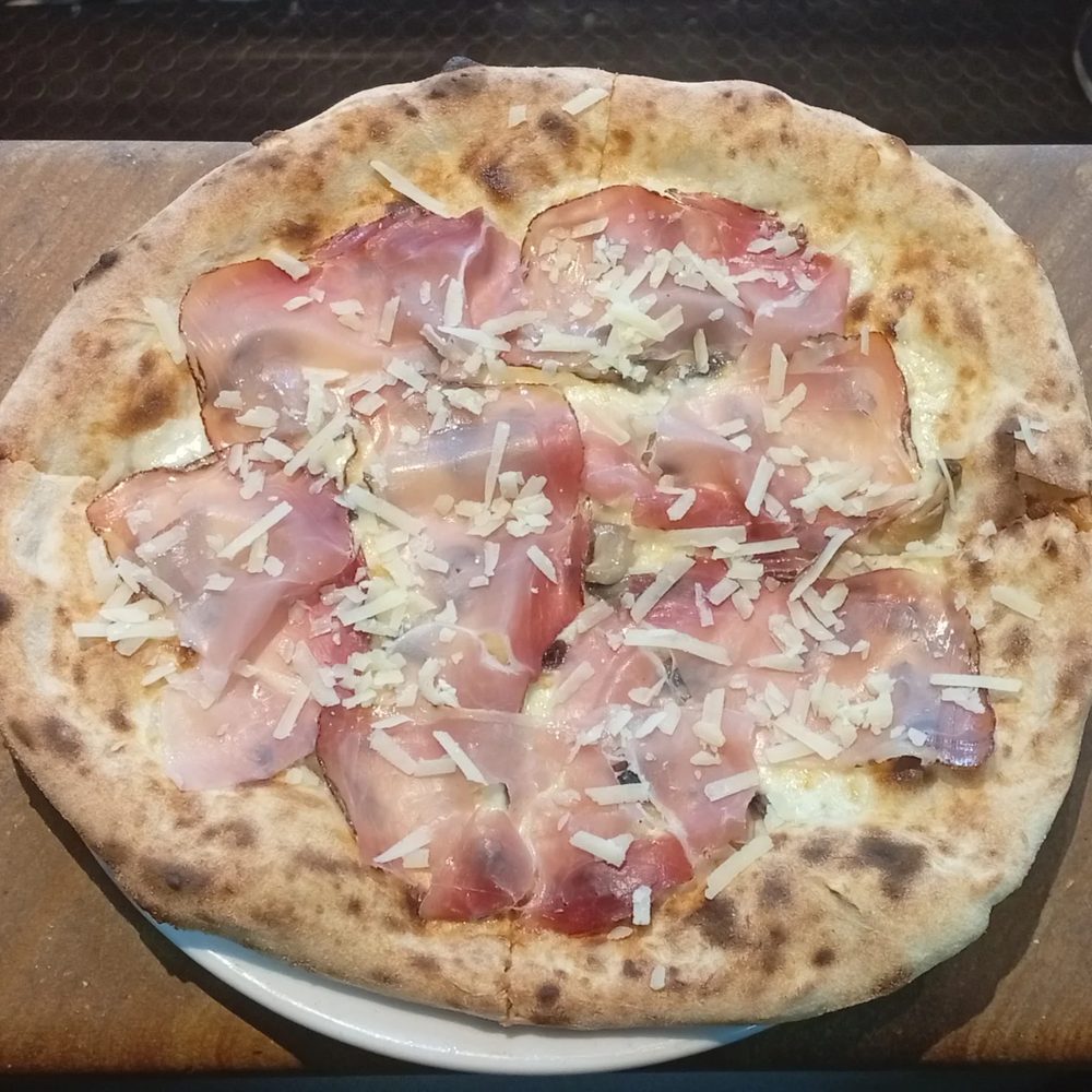 Pizza Deliziosa Bianca con speck, funghi e grana
