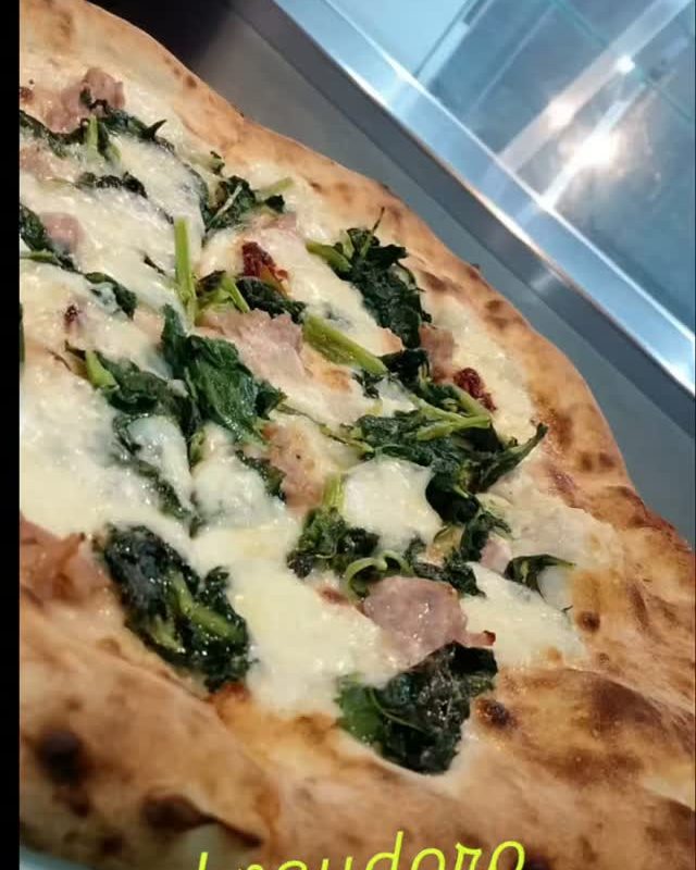 Pizza Regina Bianca con salsiccia e friarielli