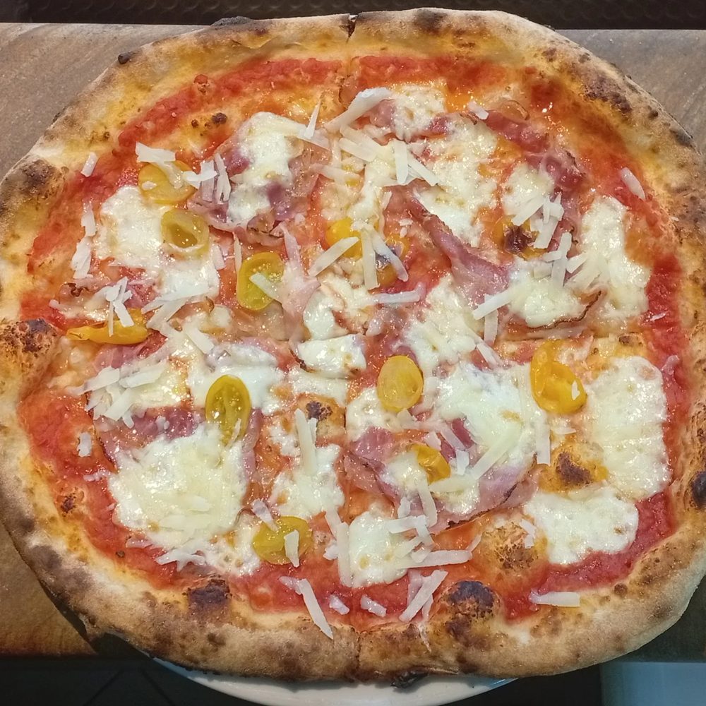 Pizza Saporita con pancetta, pomodorini gialli e grana