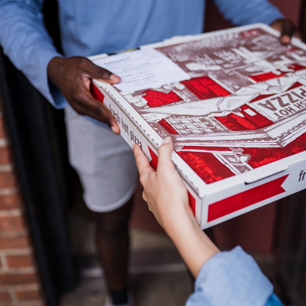 Consegna di una pizza sulla porta di casa