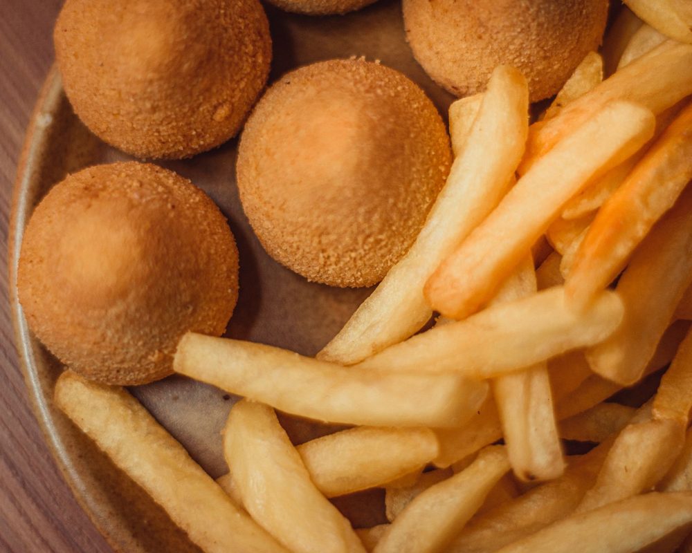 Crocchette e patatine fritte dorate su un piatto