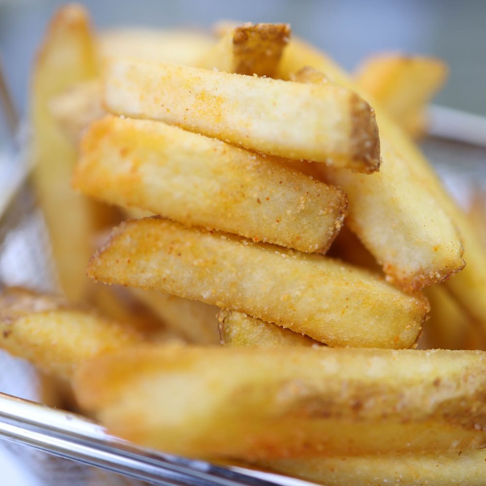 Patatine fritte croccanti in un cestello di metallo